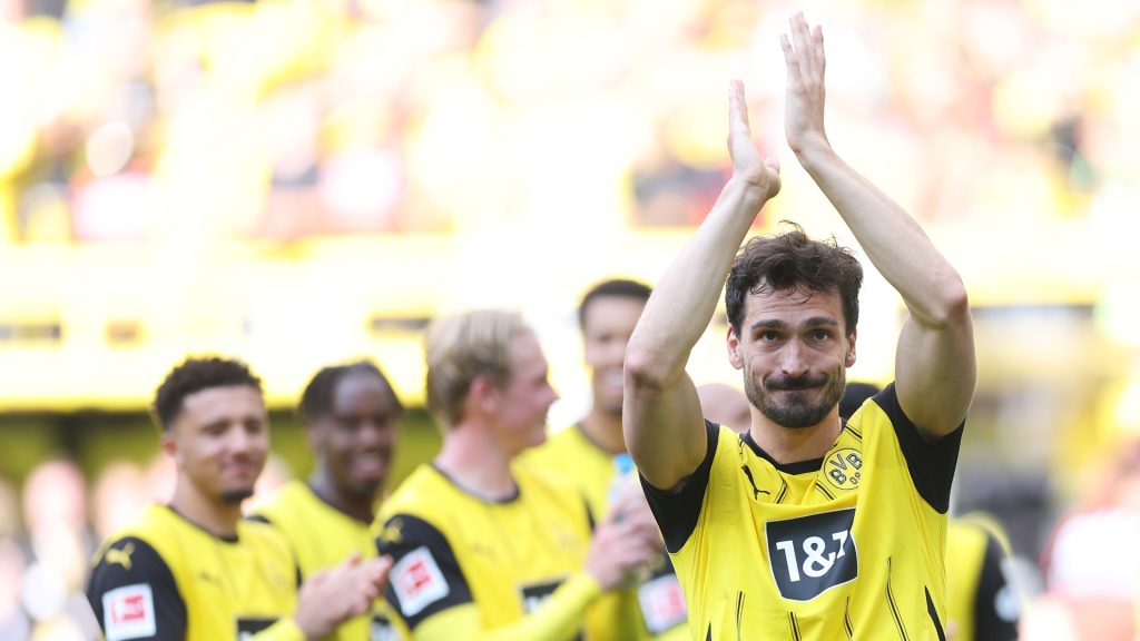 Mats Hummels of Borussia Dortmund applauds the fans after the team’s victory in the Bundesliga match between Borussia Dortmund and SV Darmstadt 98. Photo by Dean Mouhtaropoulos/Getty Images